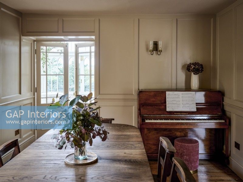 Salle à manger avec piano et portes françaises 