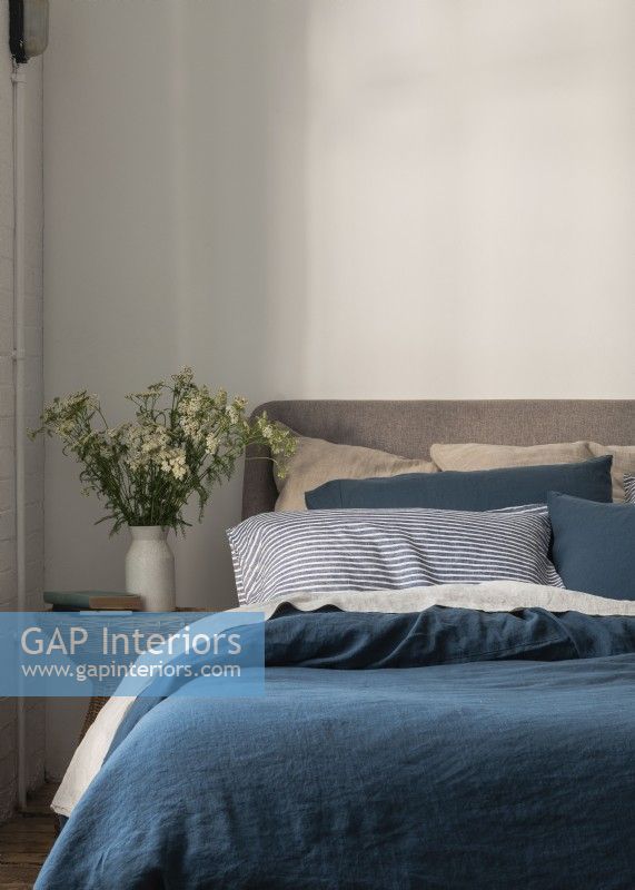 Linge de lit bleu avec oreiller à rayures bleues 