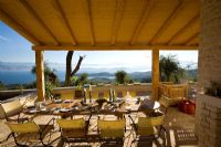 Jardin Gina Prices ', Corfou - Vue de la terrasse sur la table vers la mer Ionienne et les montagnes albanaises