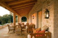 Coin salon avec de grands canapés confortables sur le patio dans le jardin Gina Prices 'Corfu.