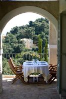 Corfou, Grèce. Yialiskari House Villa près de Kalami. Terrasse avec table et chaises