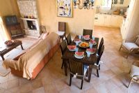 Corfou, Grèce. Malama House près de Barbati. Salon et salle à manger à aire ouverte avec table et chaises pour dîner. Melons d'eau sur table