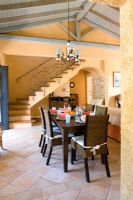 Corfou, Grèce. Malama House près de Barbati. Salle à manger avec table et chaises pour dîner. melons d'eau sur table