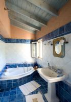 Corfou, Grèce. Malama House près de Barbati. Salle de bain avec lavabo et baignoire