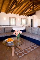 Villa Christina, Kaminaki, Corfou, Grèce Salon ouvert avec canapés et table basse