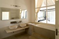 Corfou, Grèce. villa kalokairi près de kalamaki. salle de bain moderne avec vue sur la chambre