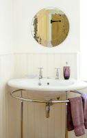 Lavabo et miroir de salle de bain