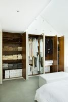 armoire montrant la dernière collection de vêtements de Tanya Laurie dans une chambre blanche moderne