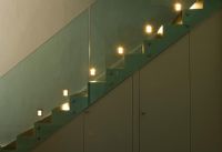 Escalier moderne contemporain avec éclairage et placards de rangement en dessous