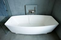 Baignoire contemporaine moderne dans une salle de bain en ardoise