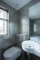 Salle de bain contemporaine moderne avec suite blanche et carreaux de mosaïque effet nid d'abeille argent