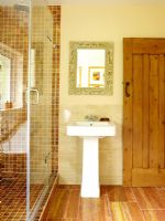 Salle de bain du comté avec cabine de douche moderne et carreaux de mosaïque
