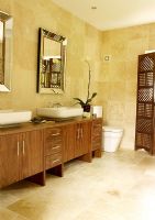 Salle de bain classique avec double vasque et placards en bois foncé Grandes tuiles de grès et paravent en bois