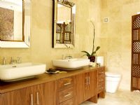 Salle de bain moderne avec double vasque et placards en bois foncé Grandes tuiles de grès et paravent en bois