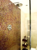Détail de la cabine de douche moderne avec des carreaux de mosaïque