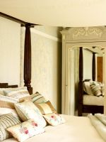 Chambre classique avec lit à baldaquin et armoire à la française