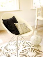Salon moderne avec chaise rétro et tapis à motifs découpés