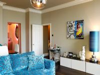 Salon ouvert moderne avec canapé à motifs bleus