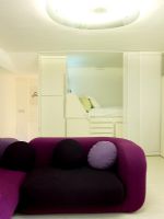 Salon moderne avec canapé et lit dissimulé en arrière-plan
