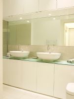 Salle de bain blanche moderne avec deux lavabos et crédence carrelée