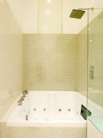 Salle de bain moderne avec baignoire spa double pour deux personnes et douche de tête