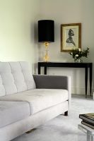 Canapé gris dans le salon classique avec conte de console en arrière-plan