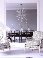 Vue sur la salle à manger classique avec table à manger classique et lustre contemporain