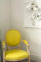 Détail de la chaise jaune tapissée classique