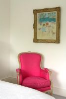 Chaise classique de style français rembourrée rose