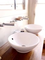 Lavabos jumeaux avec robinets muraux dans salle de bain moderne