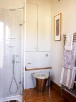 Salle de bain moderne avec cabine de douche, WC et radiateur sèche-serviettes