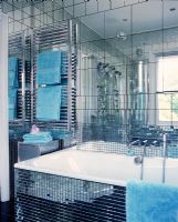 Salle de bain moderne avec mosaïque en miroir et grands carreaux