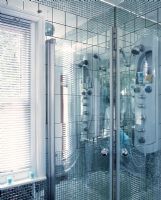 Douche moderne avec mosaïque en miroir et grands carreaux