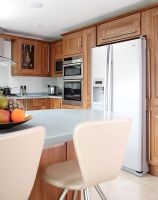 Cuisine-salle à manger moderne avec grand réfrigérateur-congélateur de style américain