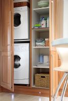 Lave-linge et sèche-linge dissimulés dans les armoires de cuisine