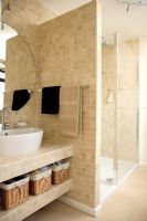 Salle de bain moderne avec grande cabine de douche carrelée