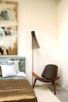 Chambre contemporaine contemporaine avec lampe Seppo Koho et chaise coque