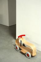 Détail du jouet pour enfants en bois sur le plancher du couloir