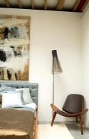 Chambre contemporaine avec lampe Seppo Koho et chaise coquille