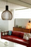 Vue sur le salon contemporain moderne avec la suspension et la lampe Seppo Koho