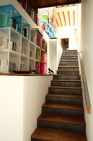 Voir l'escalier moderne avec des escaliers en bois et des étagères de rangement