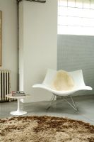 Salon moderne avec chaise rétro