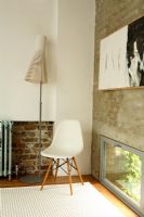 Séjour avec chaise, lampe Seppo Koho et mur de briques apparentes