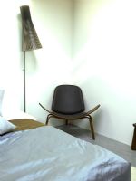 Chambre avec lampe Seppo Koho et chaise Shell