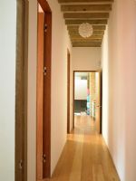 Couloir moderne avec parquet