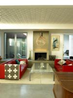 Salon contemporain avec mobilier design et sol en béton