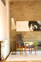Salon contemporain avec lampe Seppo Koho et mur de briques apparentes