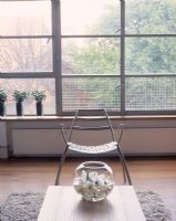 Salon minimaliste moderne avec chaise et table basse