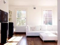 Salon blanc moderne avec parquet en bois foncé