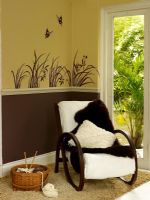 Salon moderne avec chaise et effet de peinture sur le mur